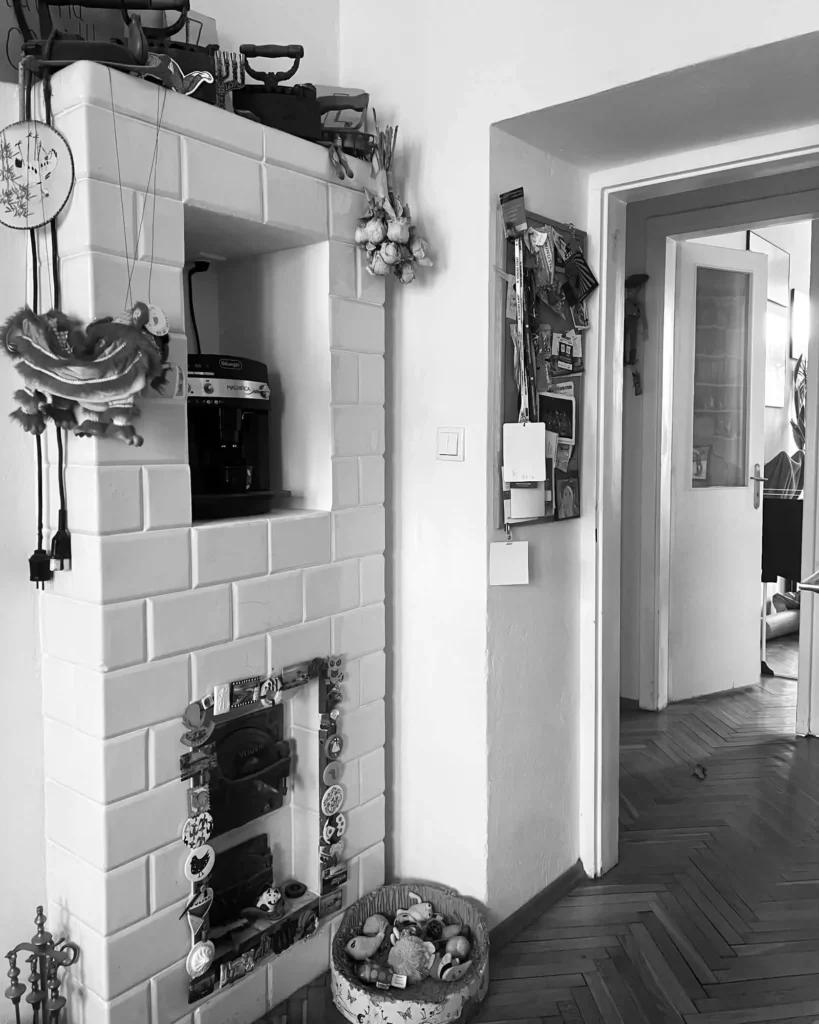 Original tiled stove with a coffee machine in a lived-in 1936 Kamionek apartment