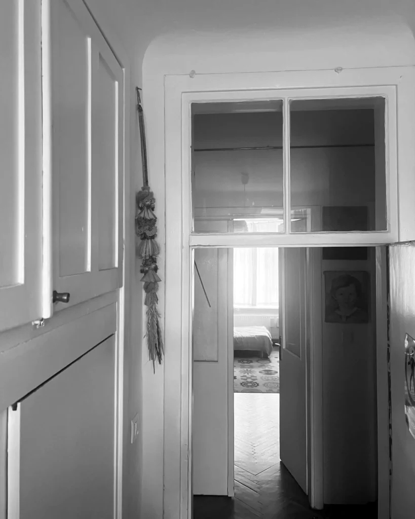 Internal windows bringing daylight into the hallway of a 1936 Kamionek apartment